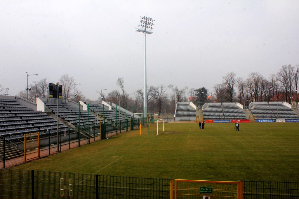 Na stadionie montują jupitery