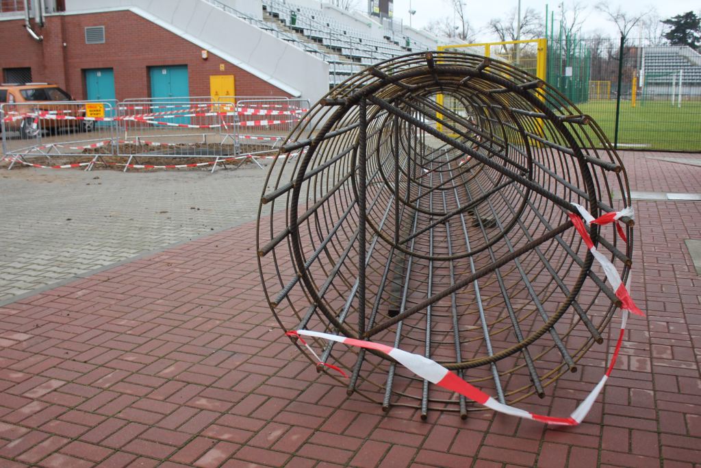 Na stadionie montują jupitery
