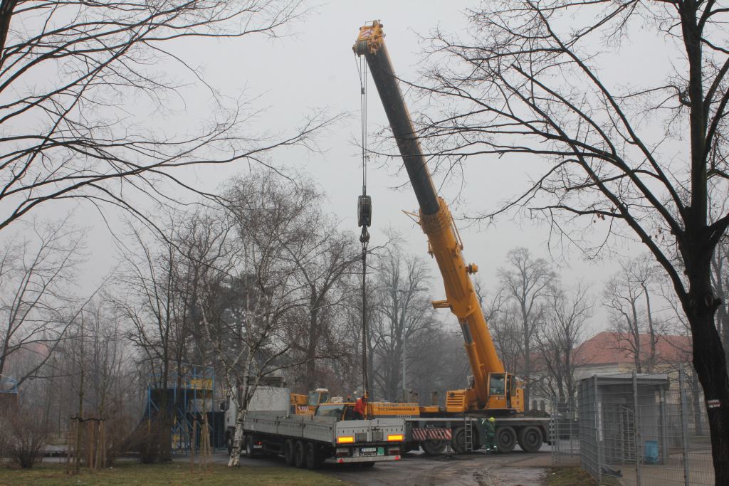 Na stadionie montują jupitery