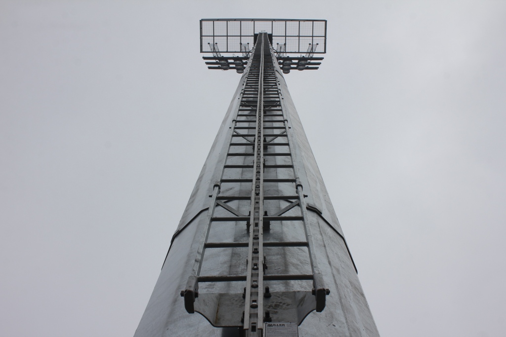 Na stadionie montują jupitery