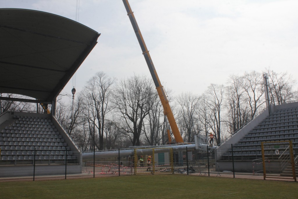 Na stadionie montują jupitery