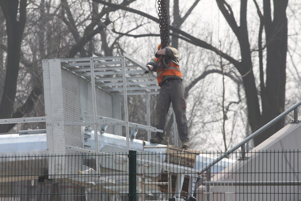 Na stadionie montują jupitery