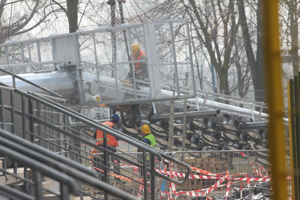Na stadionie montują jupitery