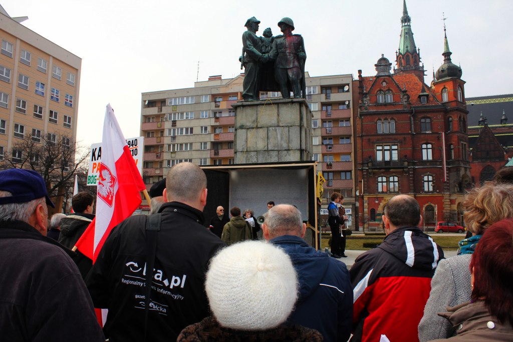 Smoleńska rocznica w Legnicy. „Precz z Iwanem!”
