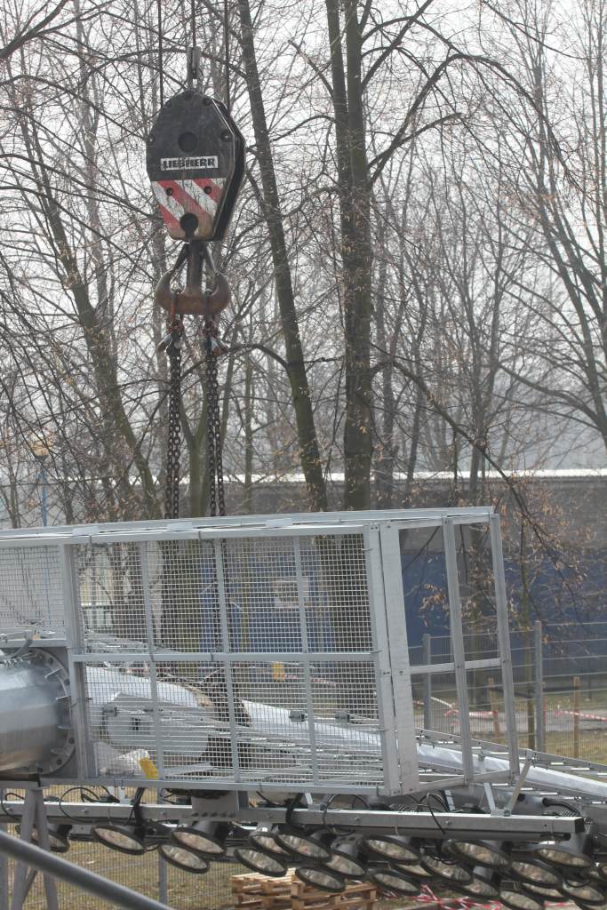 Na stadionie montują jupitery