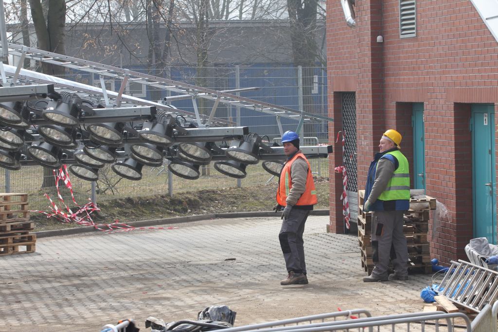Na stadionie montują jupitery