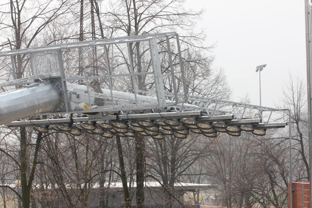 Na stadionie montują jupitery