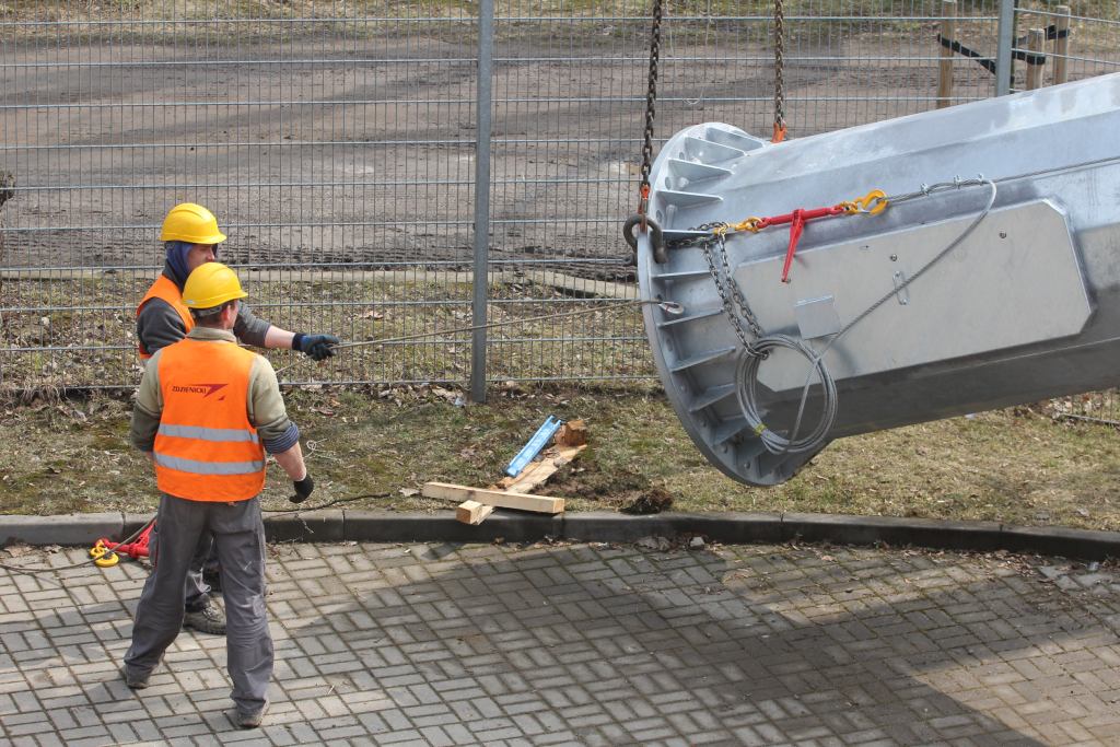 Na stadionie montują jupitery