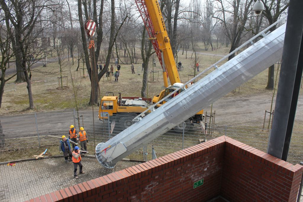 Na stadionie montują jupitery