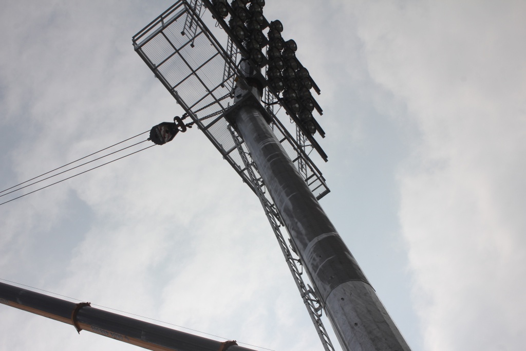 Na stadionie montują jupitery