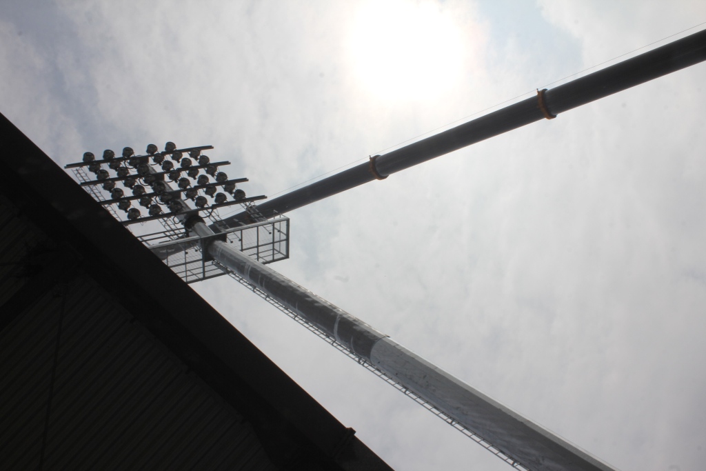 Na stadionie montują jupitery
