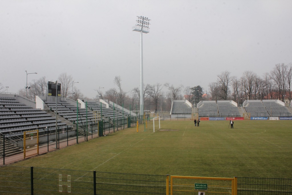 Na stadionie montują jupitery