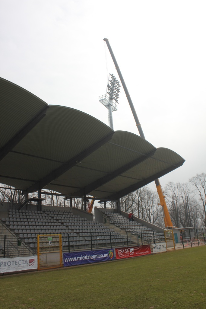 Na stadionie montują jupitery
