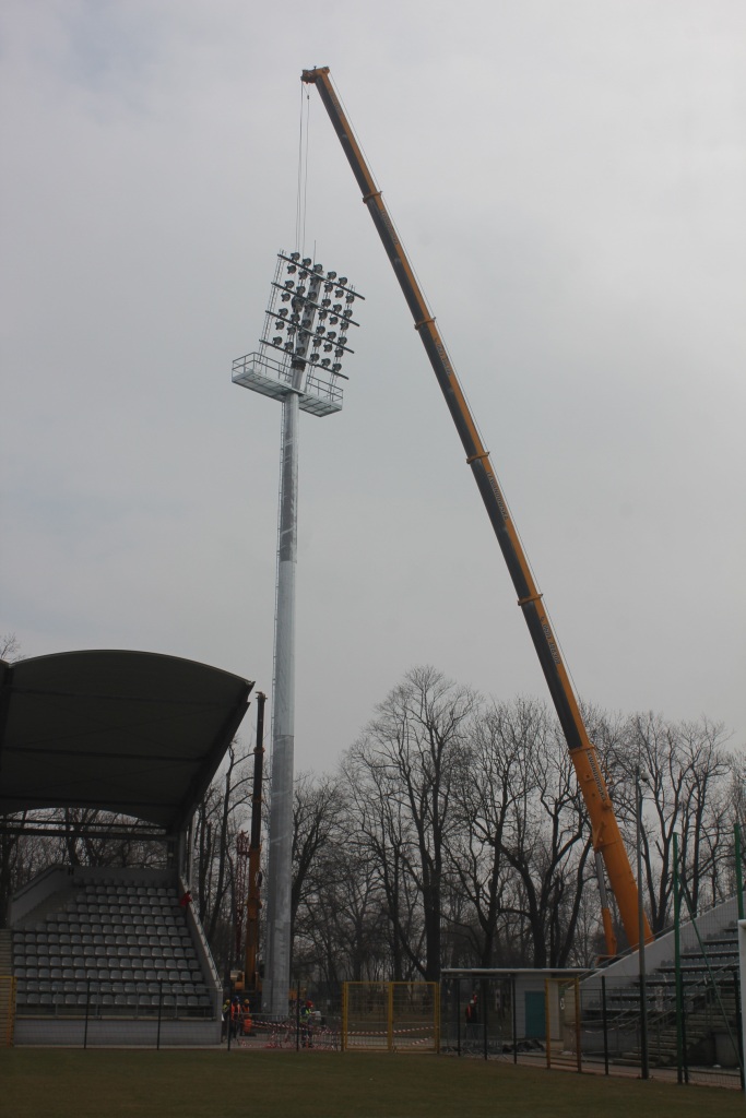 Na stadionie montują jupitery