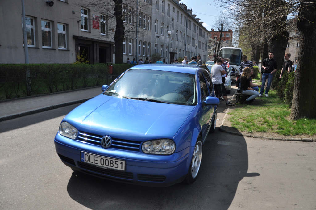 Maturzyści zakończyli rok szkolny paleniem gumy