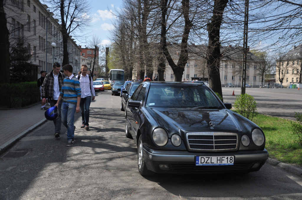 Maturzyści zakończyli rok szkolny paleniem gumy