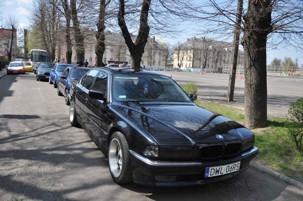 Maturzyści zakończyli rok szkolny paleniem gumy