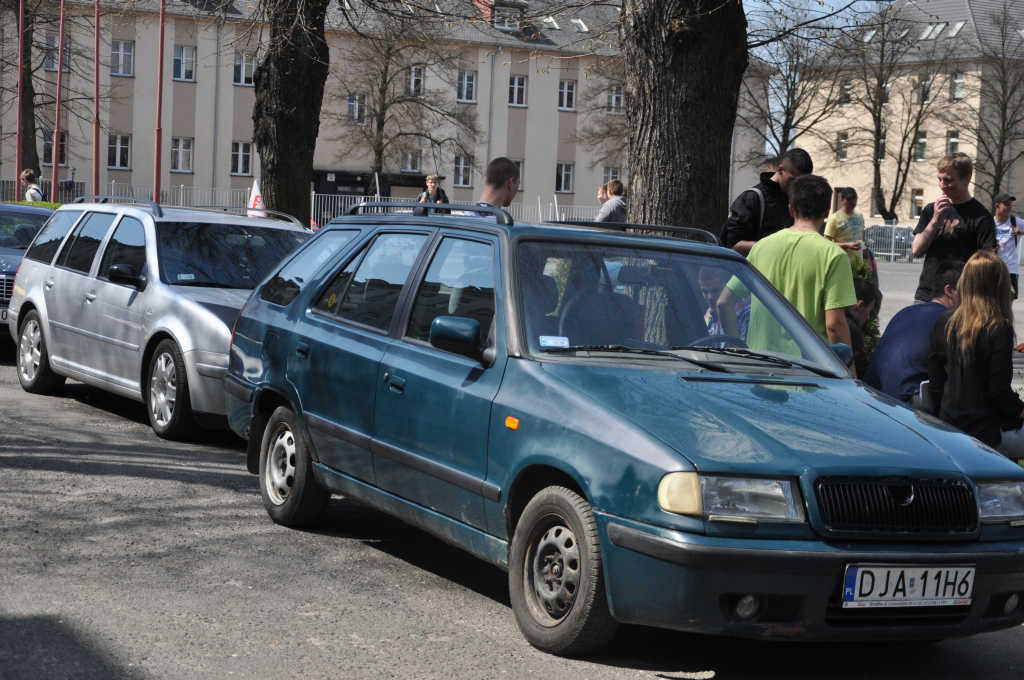 Maturzyści zakończyli rok szkolny paleniem gumy
