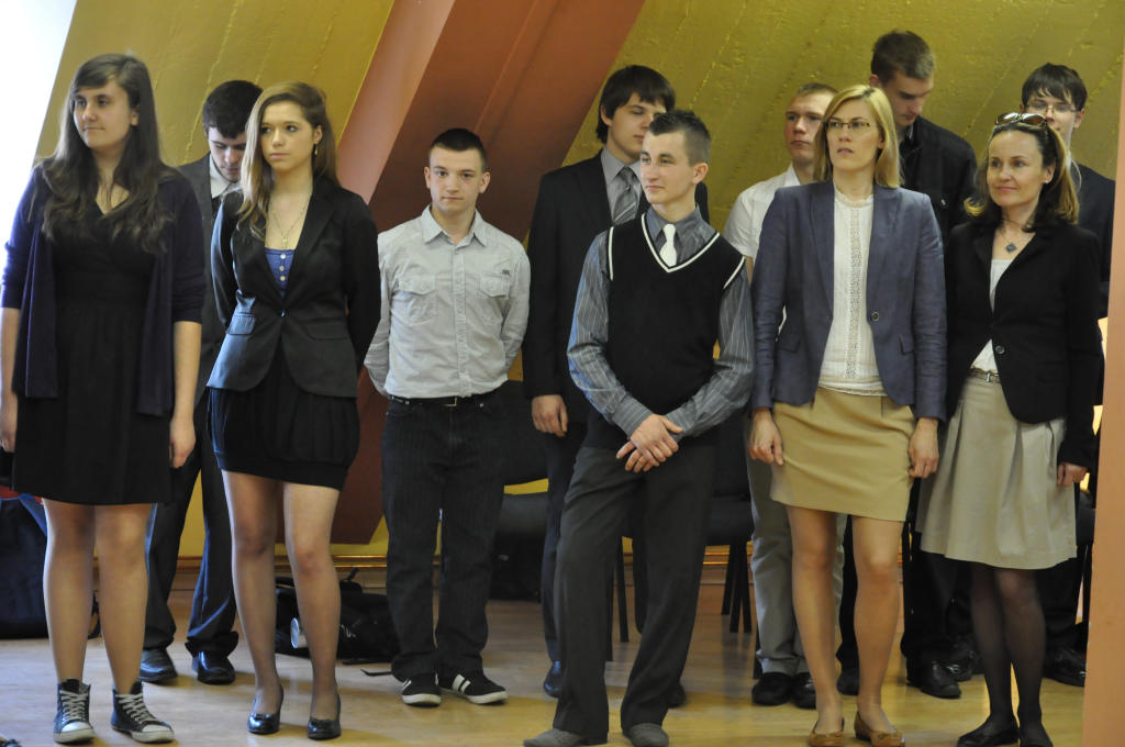 Maturzyści zakończyli rok szkolny paleniem gumy