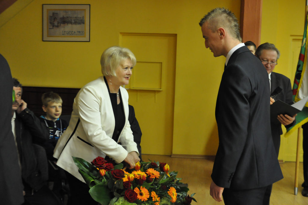 Maturzyści zakończyli rok szkolny paleniem gumy
