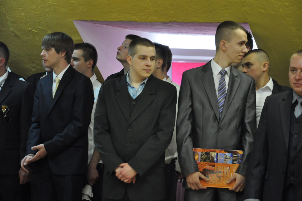 Maturzyści zakończyli rok szkolny paleniem gumy