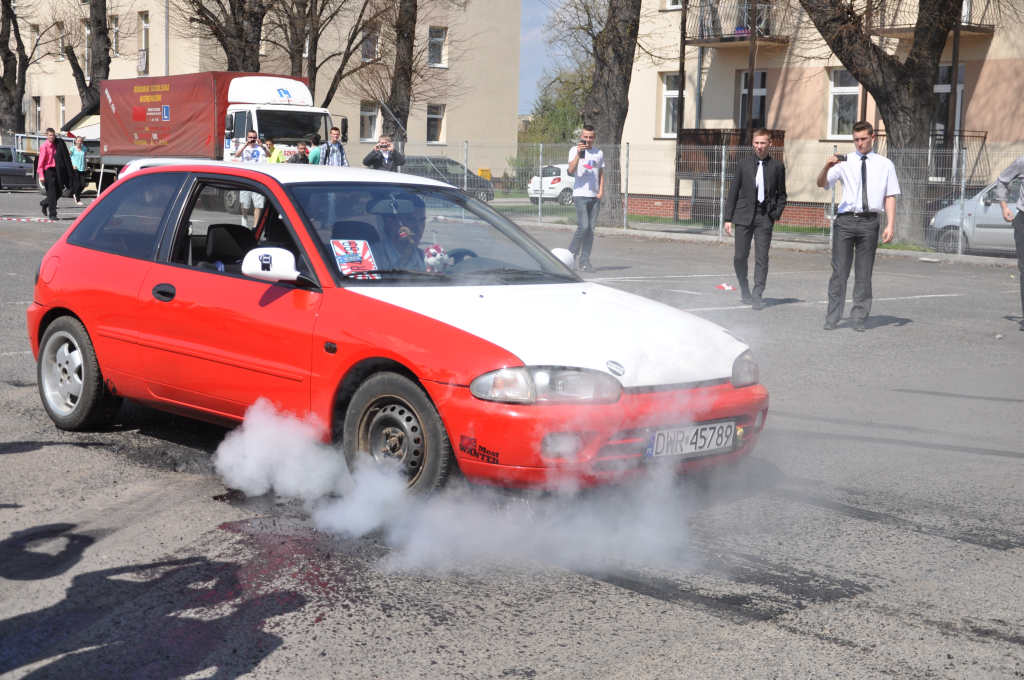 Maturzyści zakończyli rok szkolny paleniem gumy