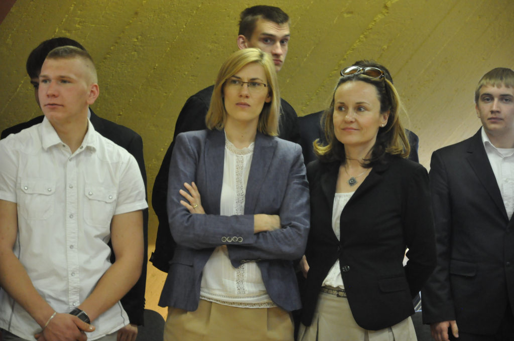 Maturzyści zakończyli rok szkolny paleniem gumy