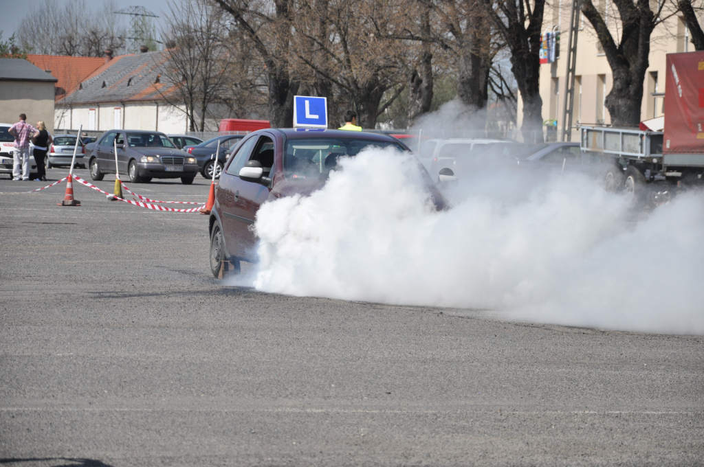 Maturzyści zakończyli rok szkolny paleniem gumy