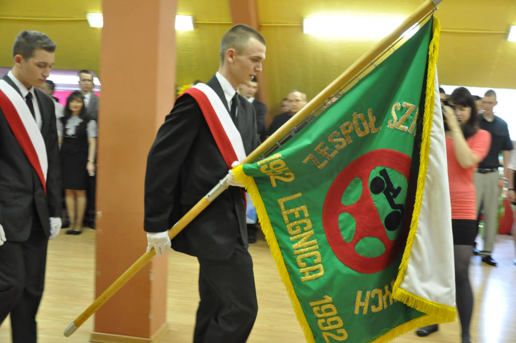 Maturzyści zakończyli rok szkolny paleniem gumy