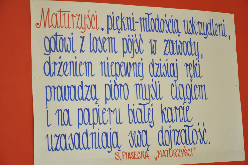 Maturzyści zakończyli rok szkolny paleniem gumy