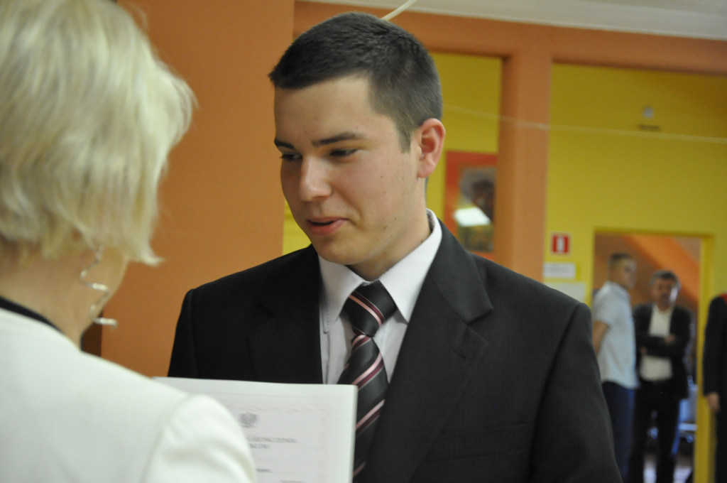 Maturzyści zakończyli rok szkolny paleniem gumy