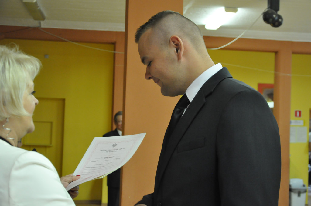 Maturzyści zakończyli rok szkolny paleniem gumy