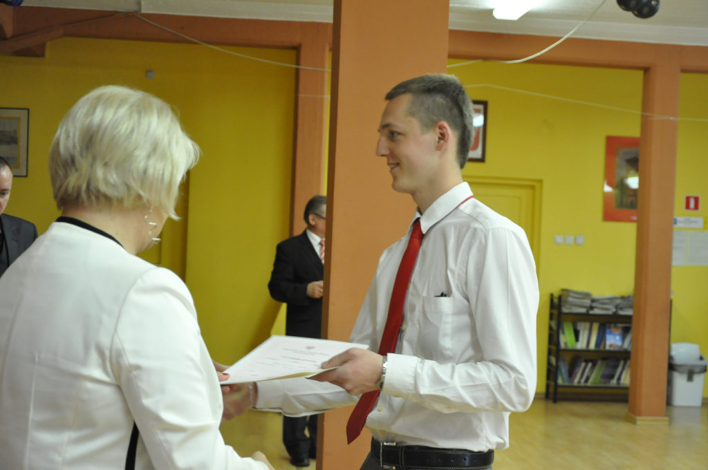 Maturzyści zakończyli rok szkolny paleniem gumy