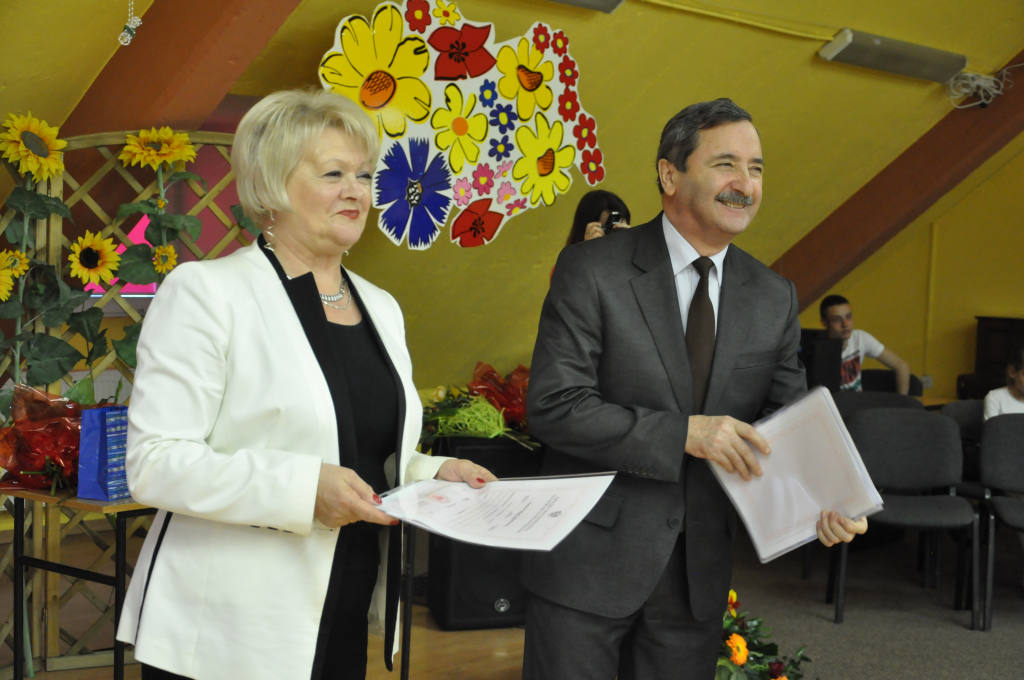 Maturzyści zakończyli rok szkolny paleniem gumy