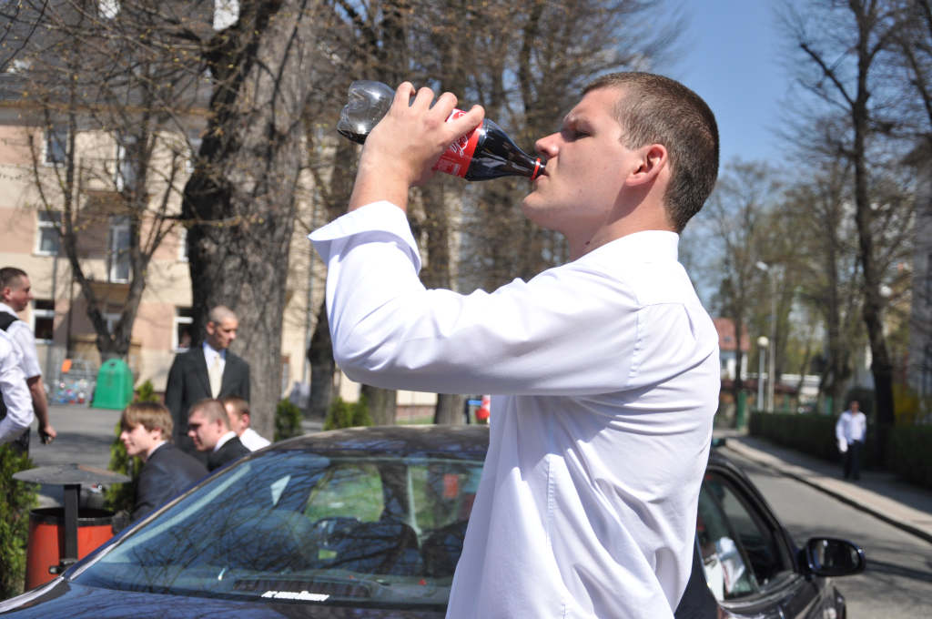 Maturzyści zakończyli rok szkolny paleniem gumy