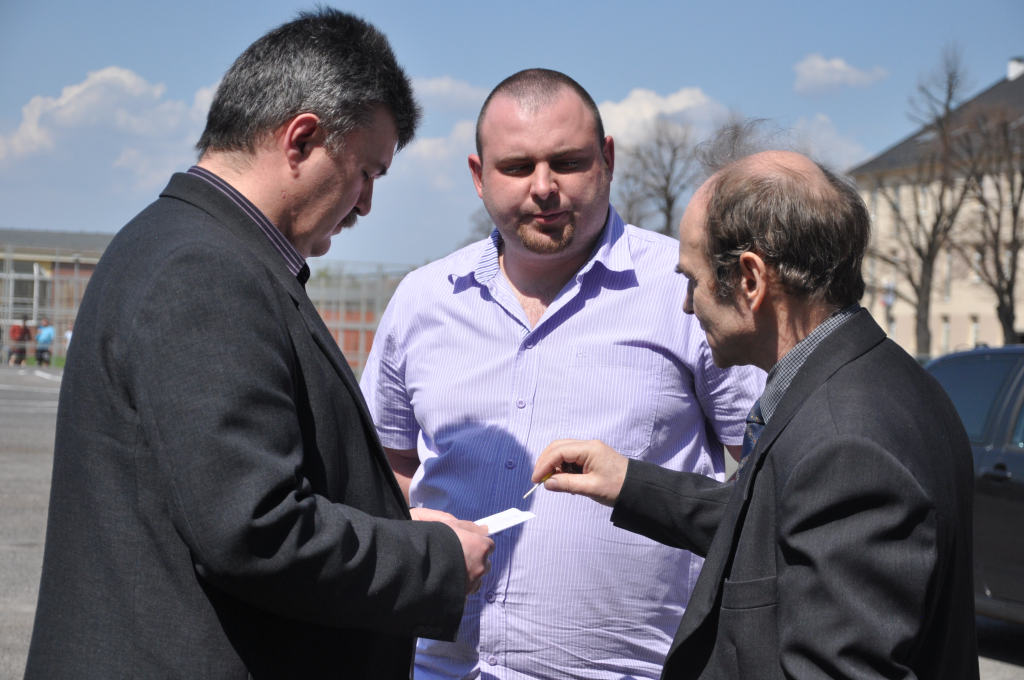 Maturzyści zakończyli rok szkolny paleniem gumy