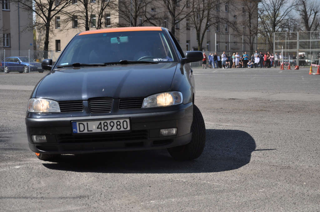 Maturzyści zakończyli rok szkolny paleniem gumy