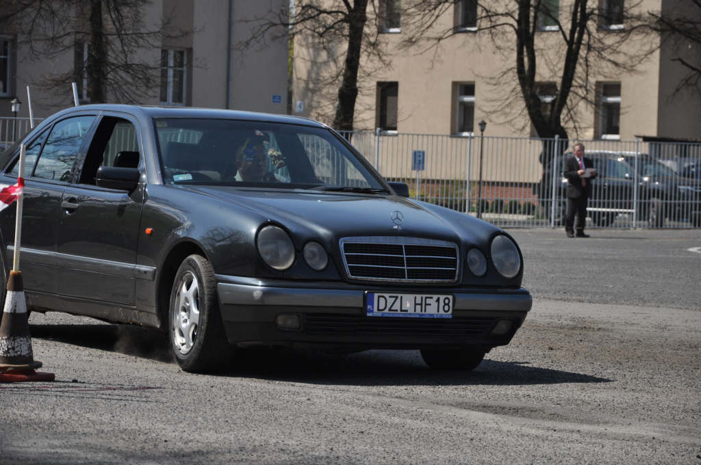 Maturzyści zakończyli rok szkolny paleniem gumy