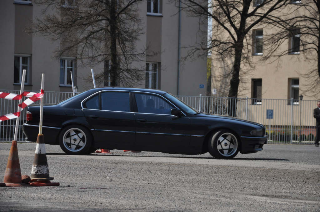 Maturzyści zakończyli rok szkolny paleniem gumy