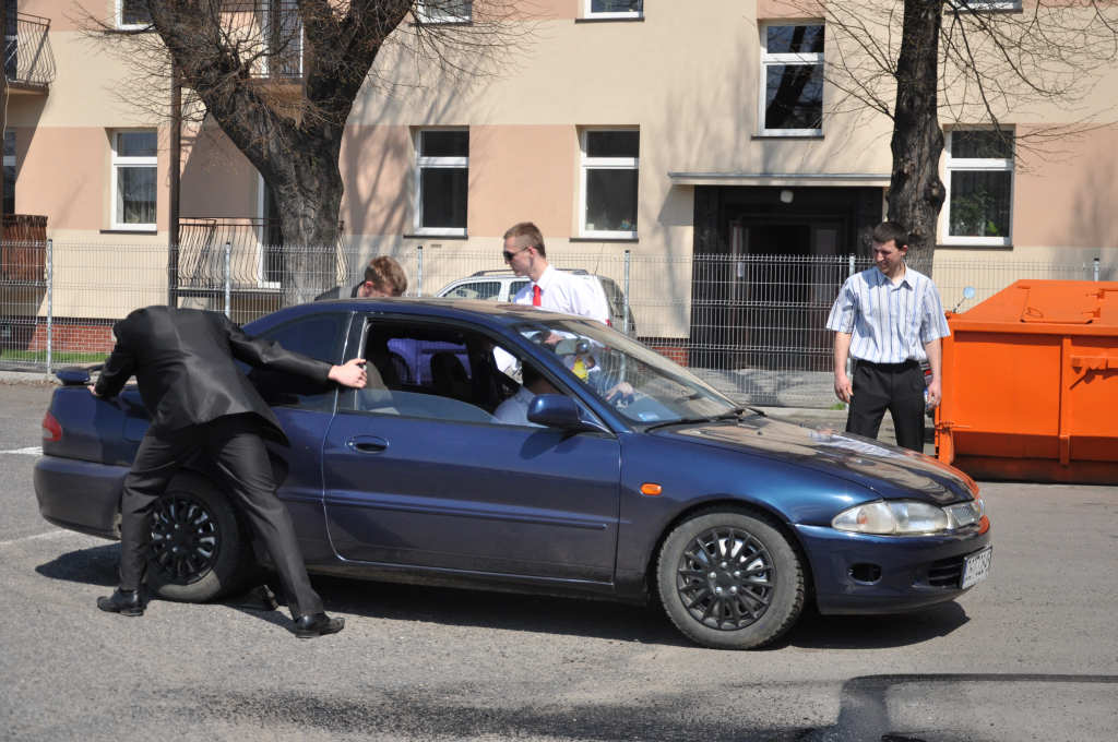 Maturzyści zakończyli rok szkolny paleniem gumy