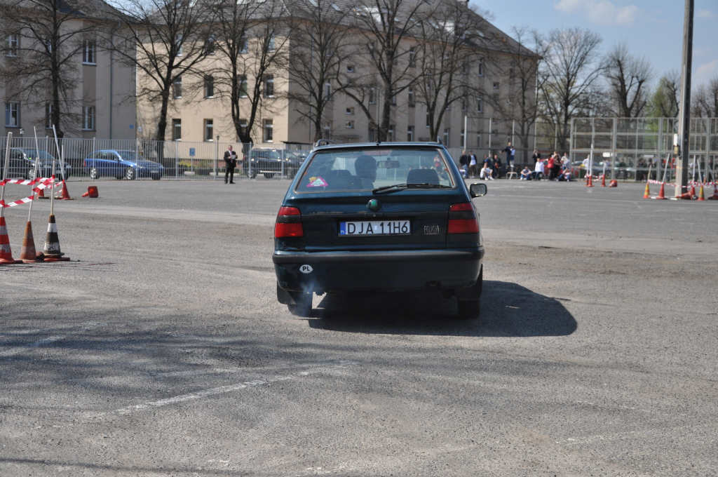 Maturzyści zakończyli rok szkolny paleniem gumy