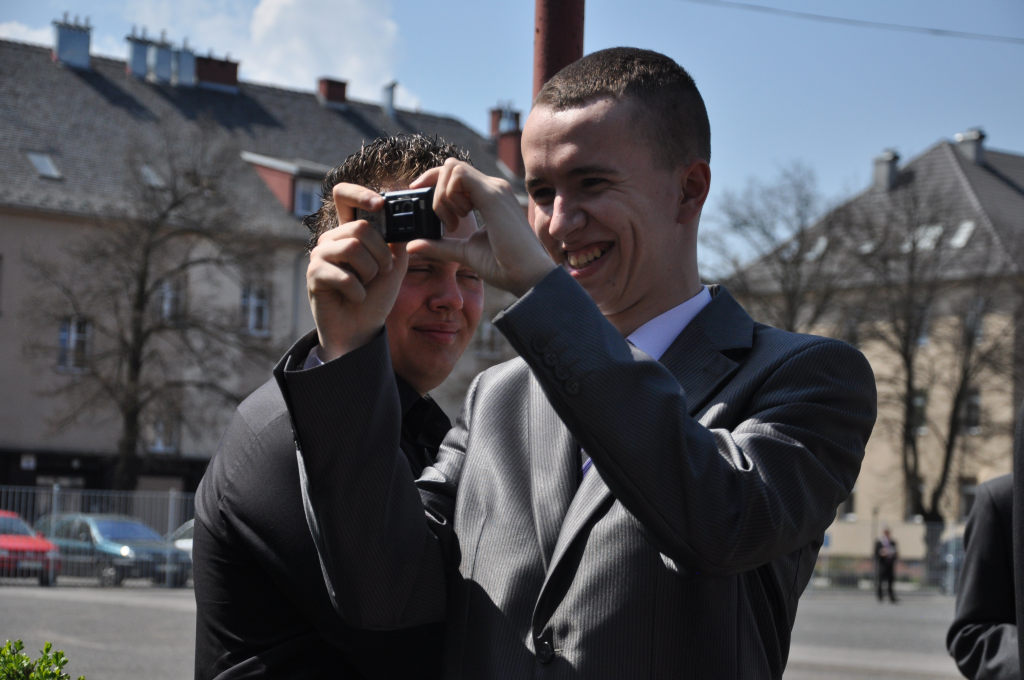 Maturzyści zakończyli rok szkolny paleniem gumy