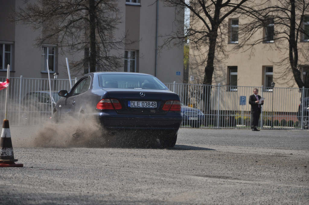 Maturzyści zakończyli rok szkolny paleniem gumy