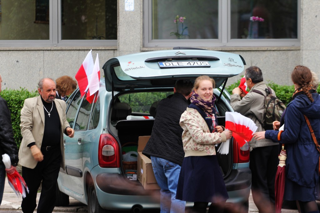 PiS rozdaje flagi. „Inni politycy nie dbają o nie”