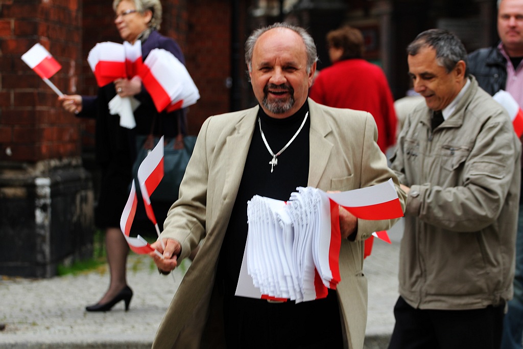PiS rozdaje flagi. „Inni politycy nie dbają o nie”
