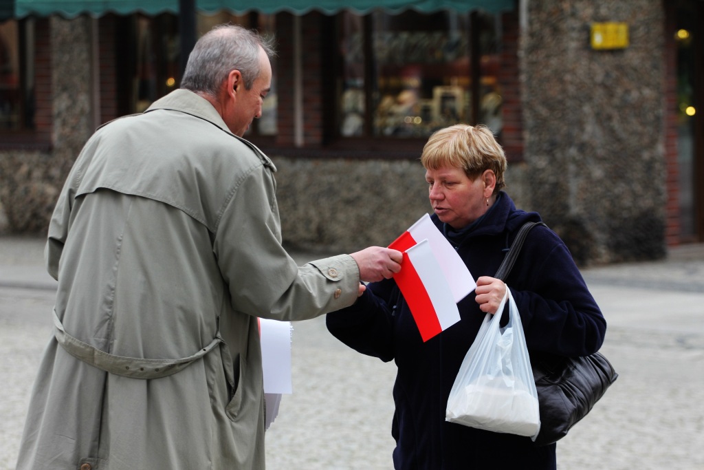 PiS rozdaje flagi. „Inni politycy nie dbają o nie”