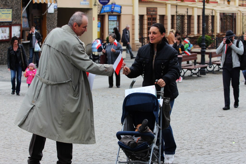 PiS rozdaje flagi. „Inni politycy nie dbają o nie”