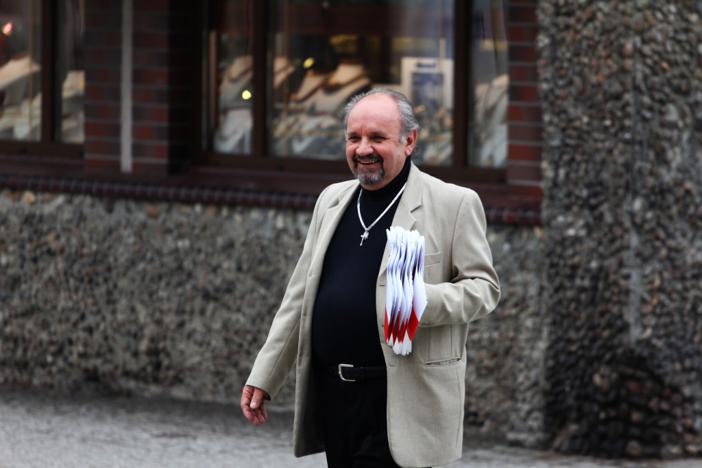 PiS rozdaje flagi. „Inni politycy nie dbają o nie”