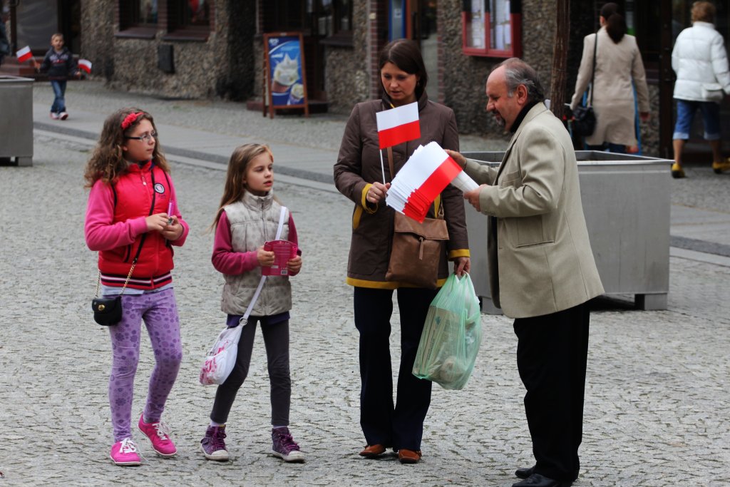 PiS rozdaje flagi. „Inni politycy nie dbają o nie”
