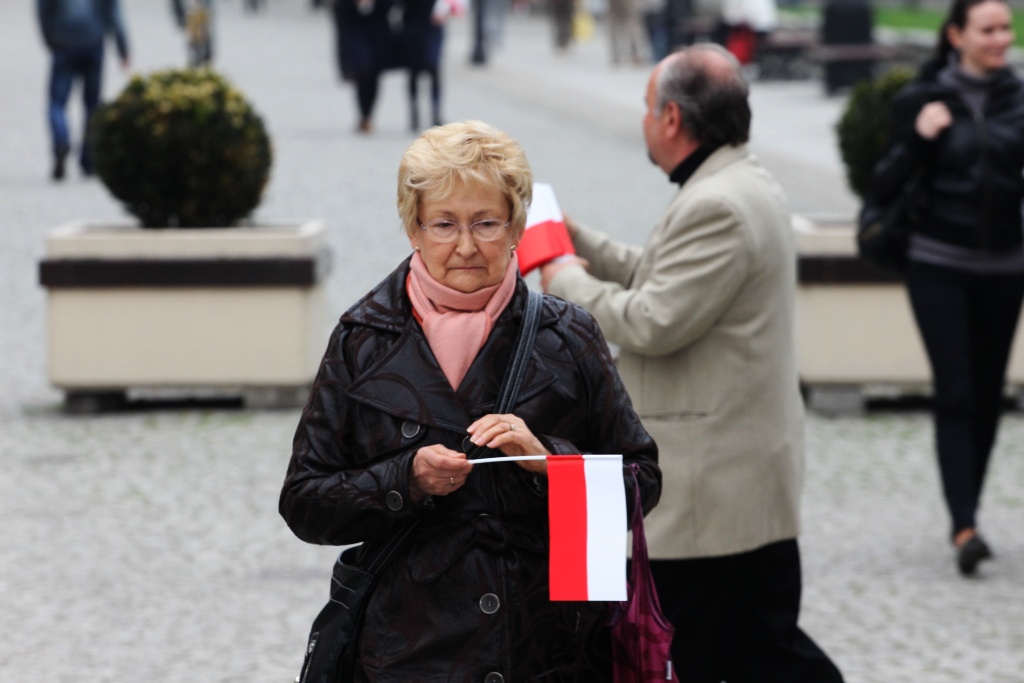 PiS rozdaje flagi. „Inni politycy nie dbają o nie”